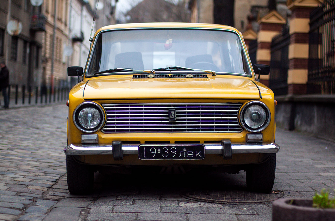 retro-car-yellow